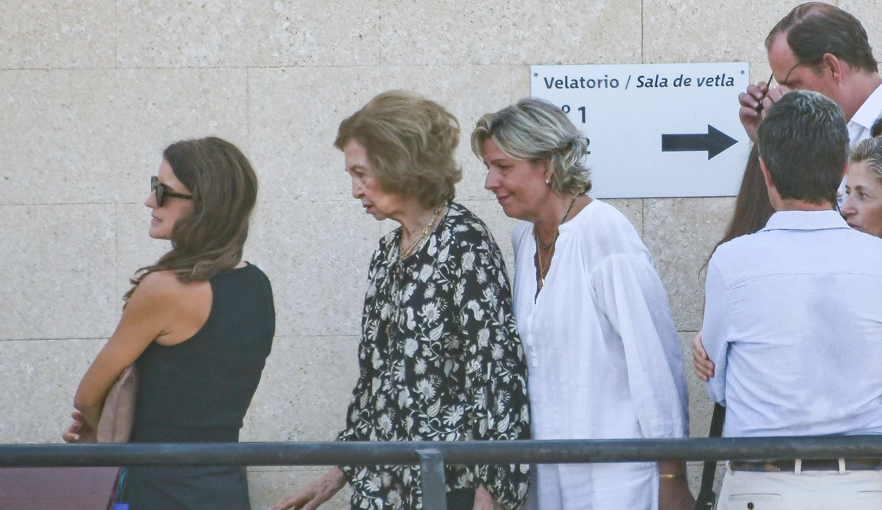 La reina Sofía y su sobrina Simoneta en el velatorio de Juan Gómez-Acebo