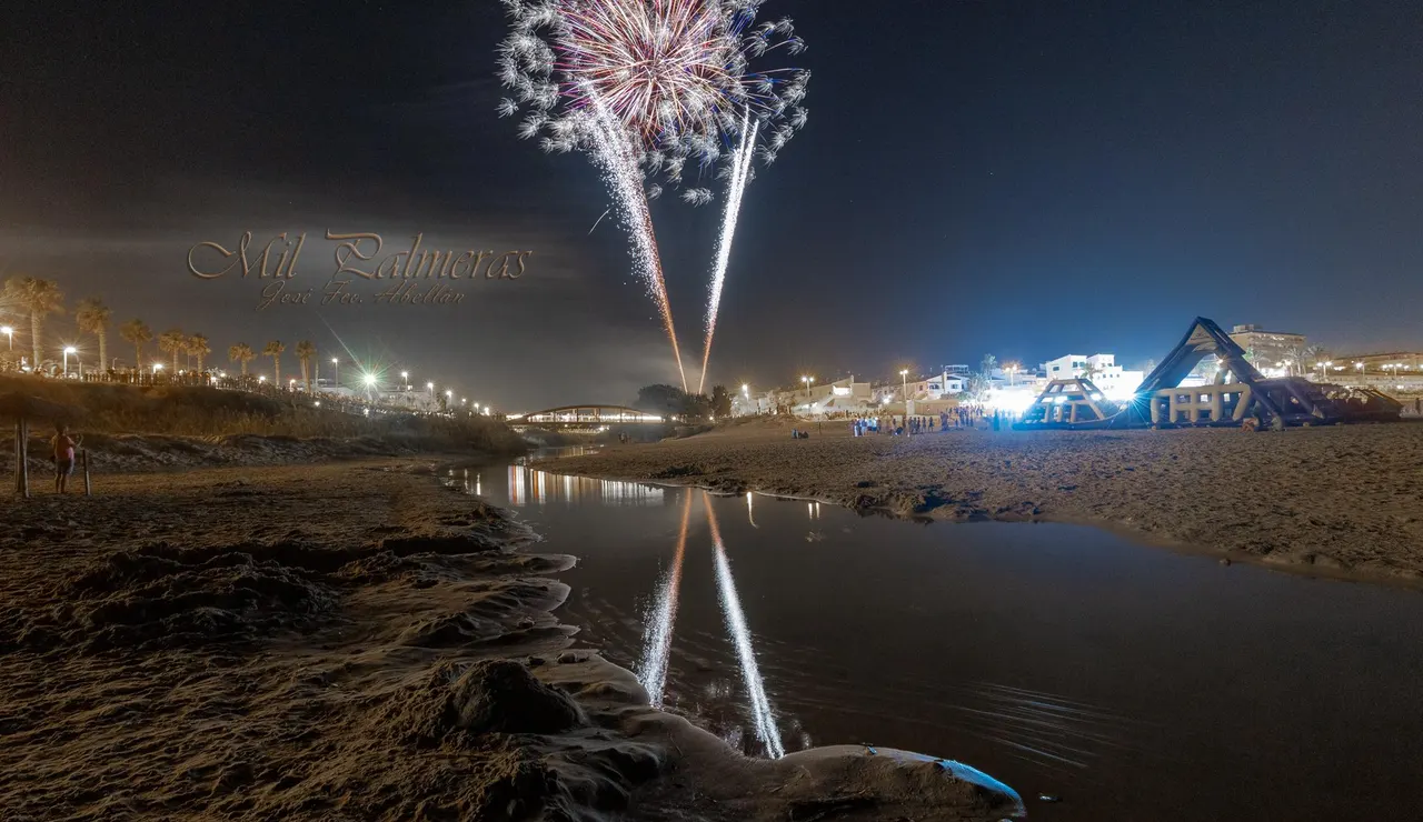 Castillo de fuegos artificiales de fin de fiestas en Mil Palmeras 2024