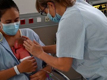 María da a luz por cesárea después de estar ingresada por covid