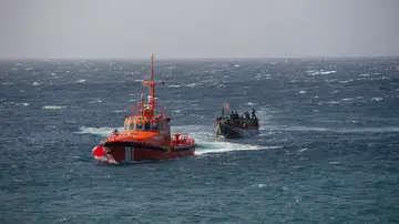 Primer cayuco a su llegada al puerto de La Restinga