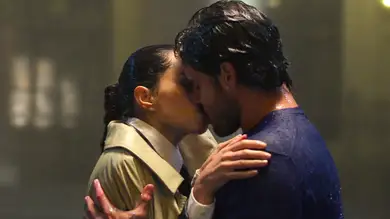 Cata y Yago celebran que su plan haya sido un éxito y … ¡se funden en un apasionado beso!