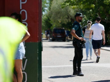 Un agente de la Guardia Civil vigila la entrada al campo de fútbol de Mocejón (Toledo)