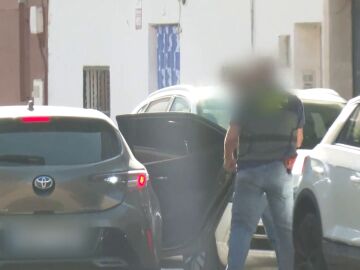 Agresor de Mateo entrando al coche de la Guarida Civil en Mocejón 