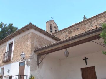 Amenazada de muerte por la cofradía que le dio casa a cambio de cuidar la ermita: "Vivo asustada"