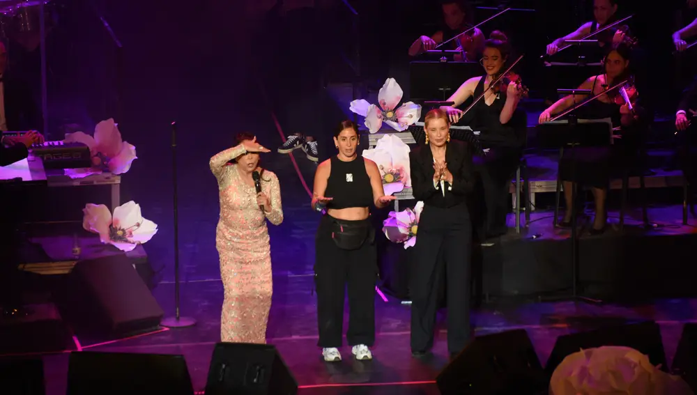 Anabel Pantoja, con su tía Isabel y Soraya Arnelas