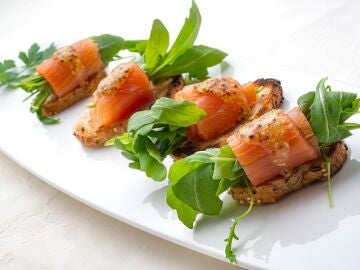 Un aperitivo barato, fácil y rápido que se prepara en 5 minutos: rollitos de salmón y rúcula, de Arguiñano