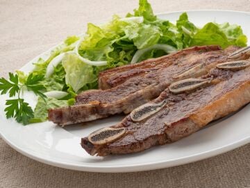 Arguiñano: asado de tira con ensalada, una receta de las más fáciles y rápidas que existen