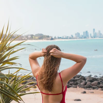 Chica con el pelo suelto en la playa