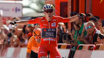 El ciclista belga Wout van Aert, del Visma, celebra su victoria en la etapa 3 de la Vuelta 2024