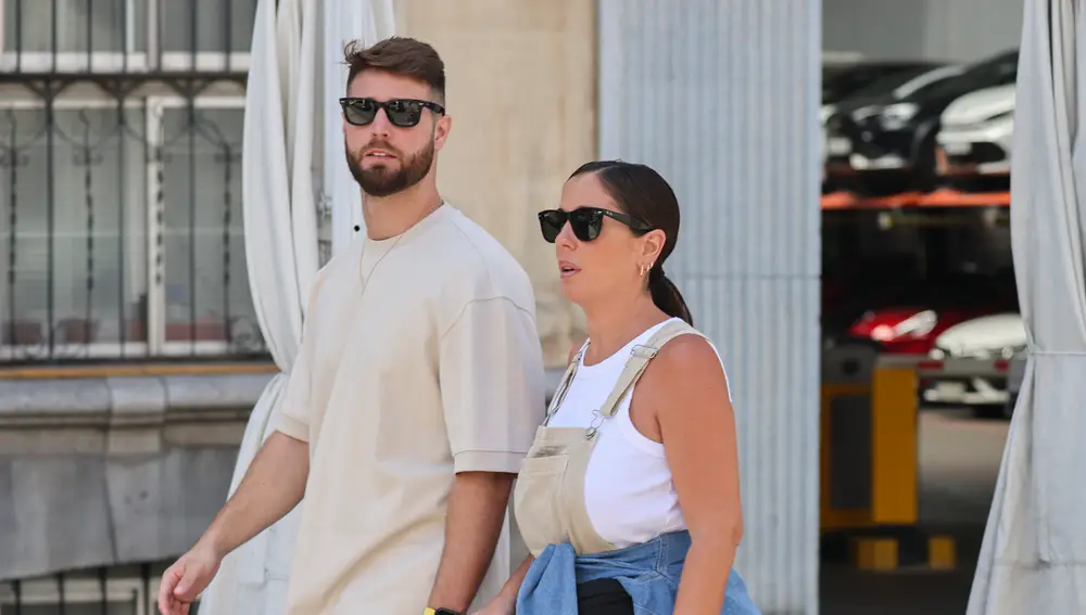 David Rodríguez y Anabel Pantoja paseando por Madrid