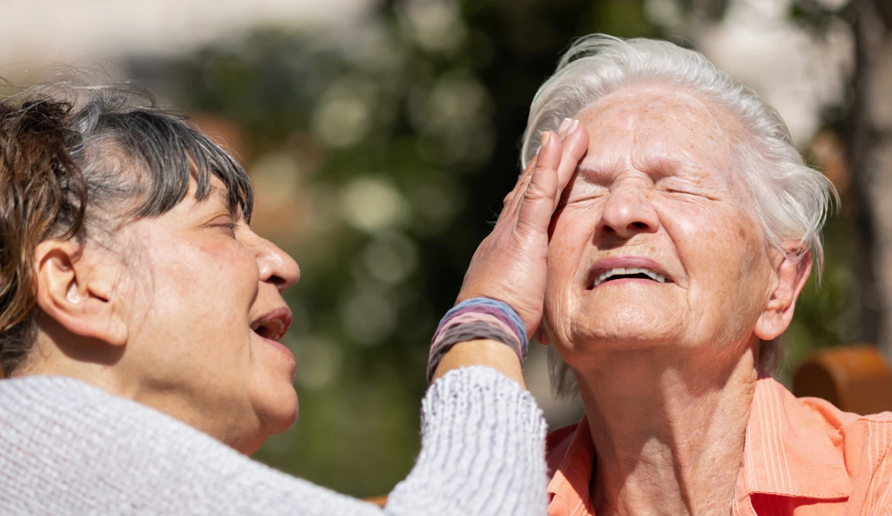 Dos personas mayores protegiéndose del sol