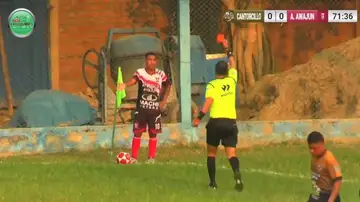 Expulsan a un jugador de fútbol tras orinar en pleno partido