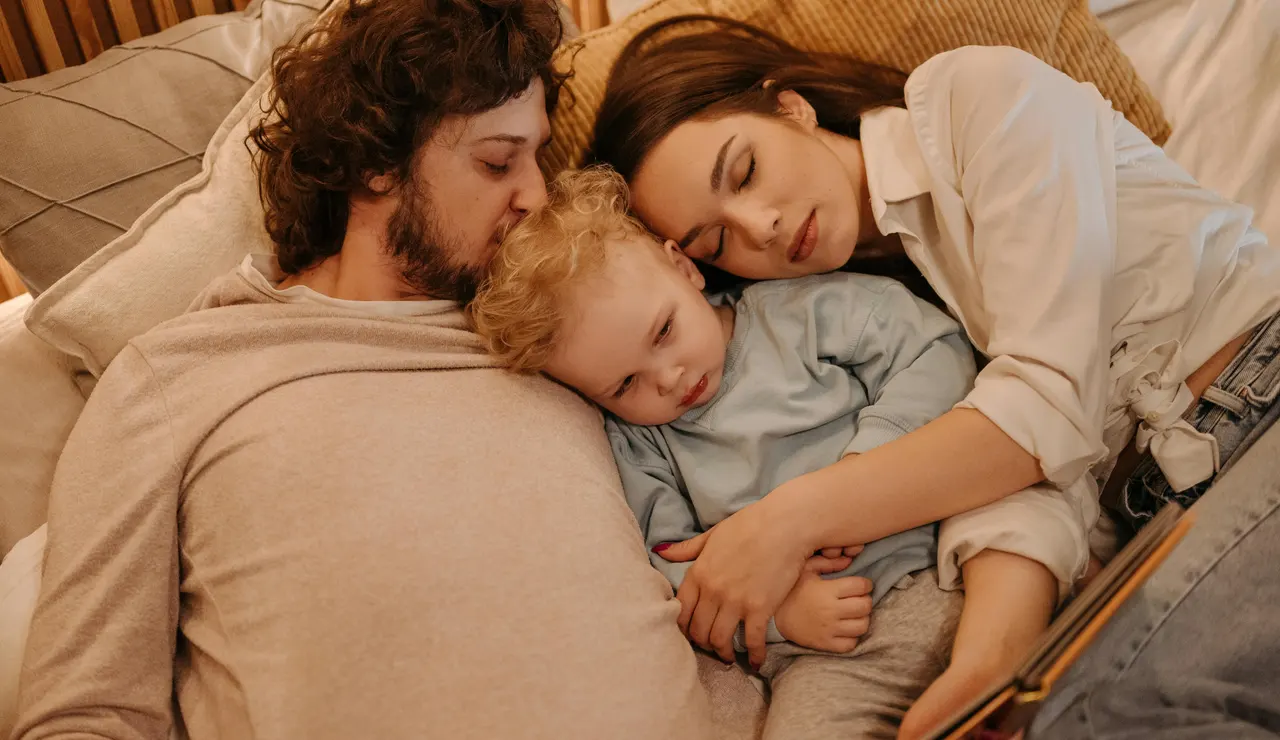 Una familia durmiendo