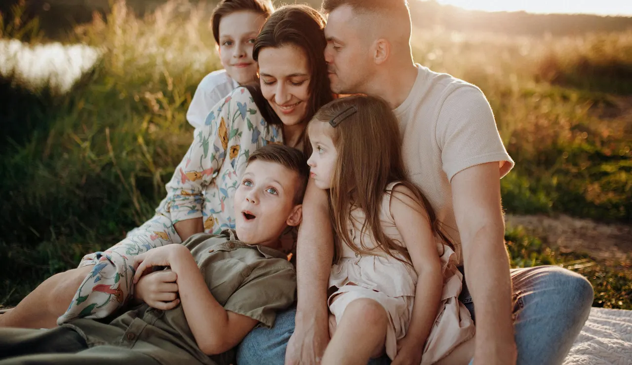 Una familia feliz en un atardecer