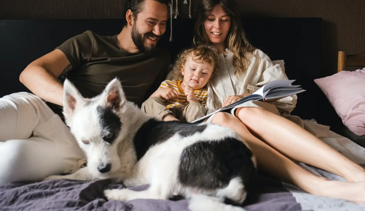 Una familia lee un cuento en la cama