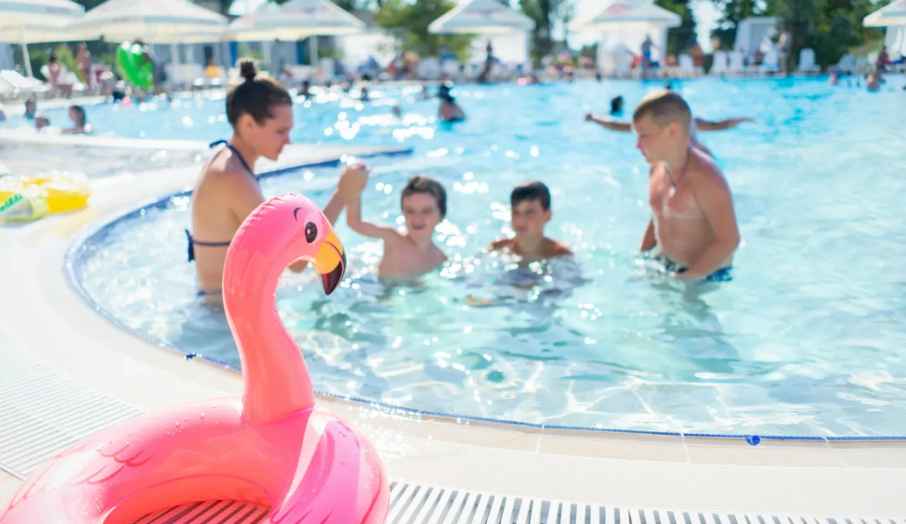 Una familia en una piscina