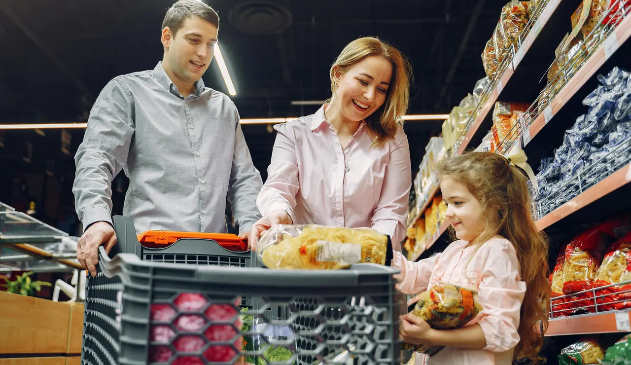 Una familia realizando la compra