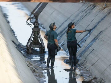 La Guardia Civil rastrea el canal de Mocejón, buscando el arma