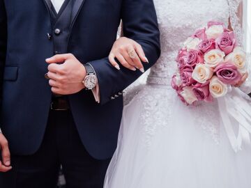 Imagen de archivo de unos novios durante su boda