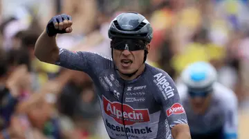 Jasper Philipsen celebra la victoria en la etapa 13 del Tour de Francia