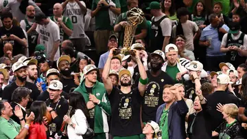 Jayson Tatum levanta el trofeo Larry O'Brien de campeones de la NBA