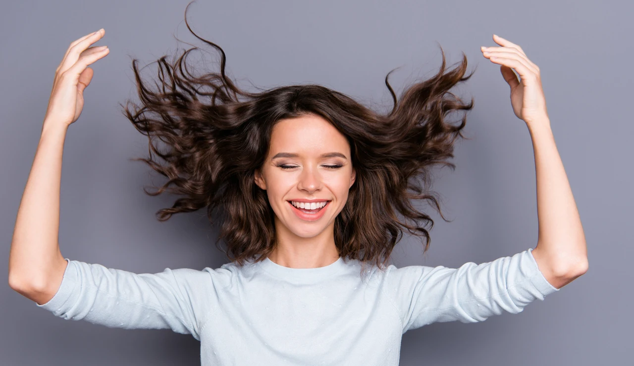 Melena al viento y brazos al aire