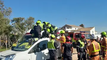 Momento en el que los bomberos excarcelan al ciclista