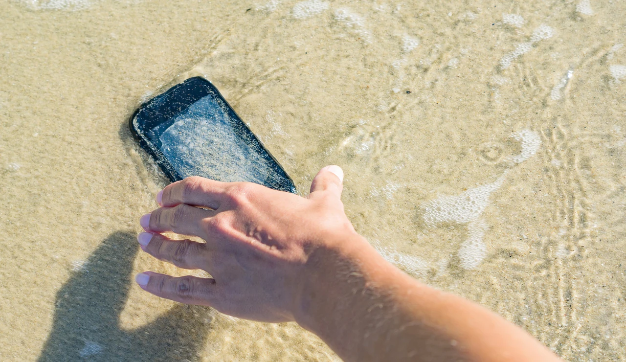 Un móvil en el agua de la playa