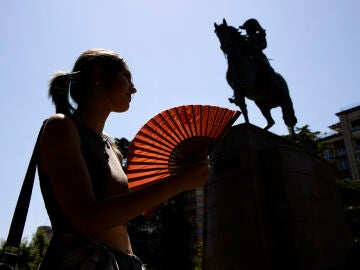 Una mujer se abanica en un día de calor