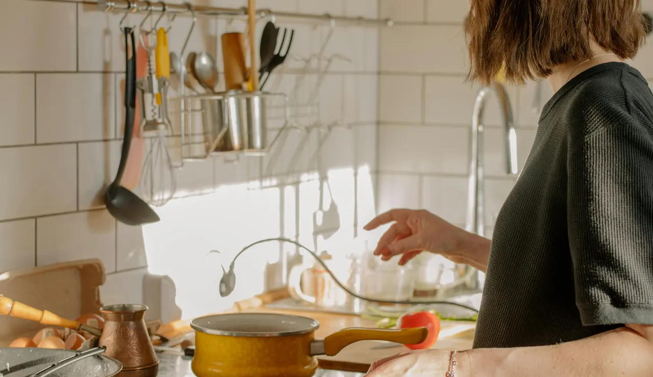 Una mujer cocinando