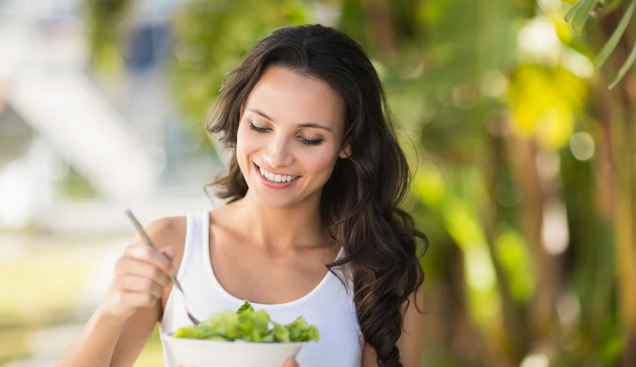 Mujer comiendo ensalada