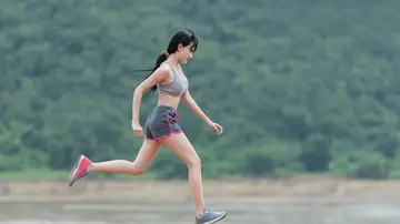 Mujer corriendo con ropa de deporte