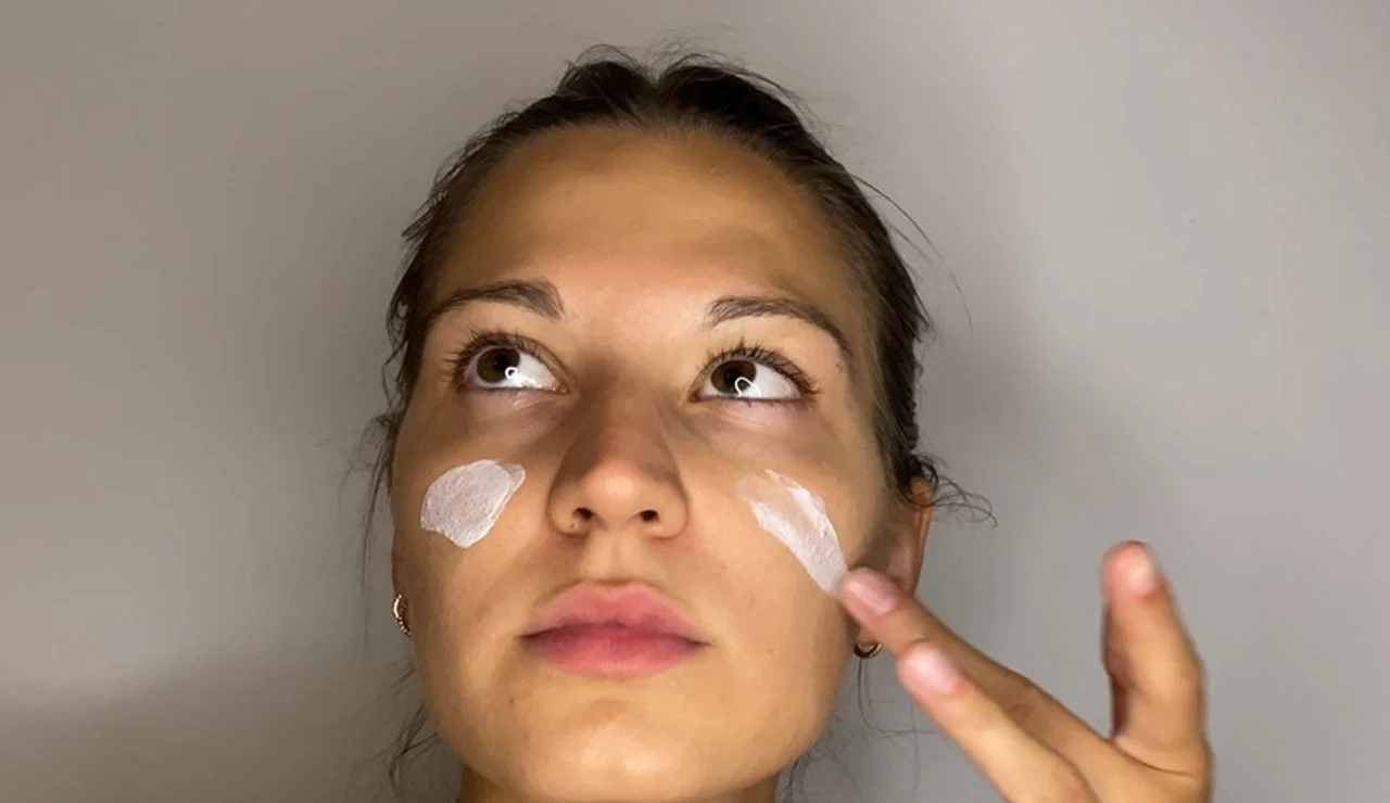 Mujer haciéndose el skincare