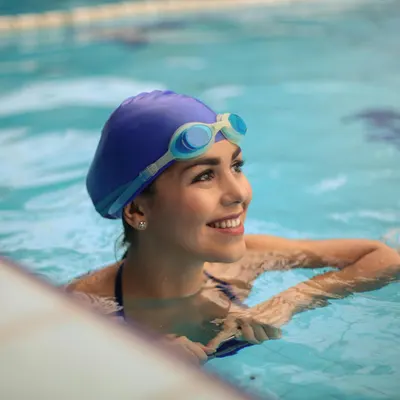 Mujer haciendo natación en una piscina