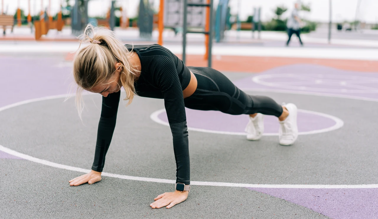 Mujer practicando un ejercicio isométrico: una flexión