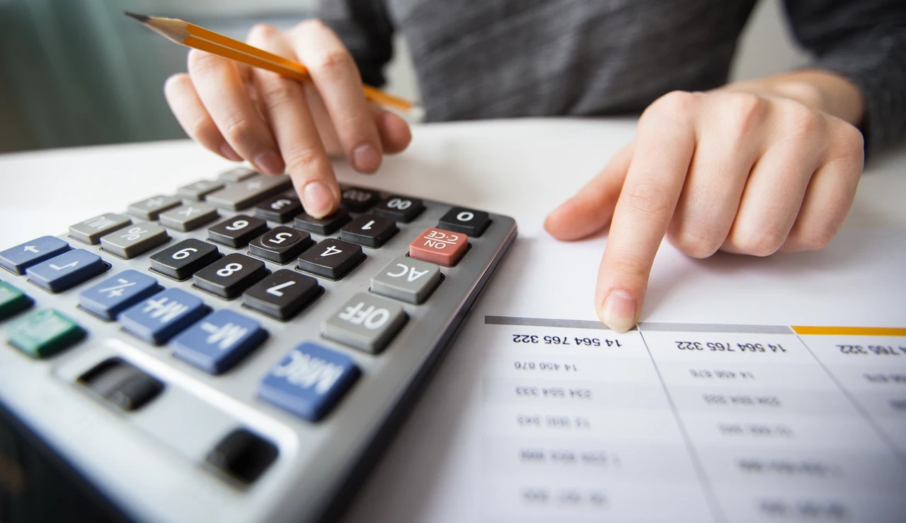 Una mujer usando la calculadora