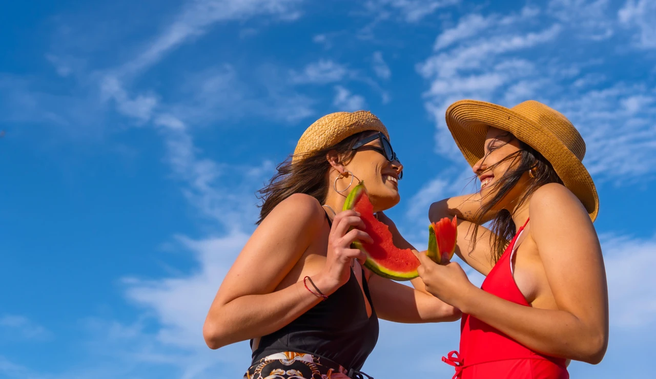 Mujeres comiendo sandía