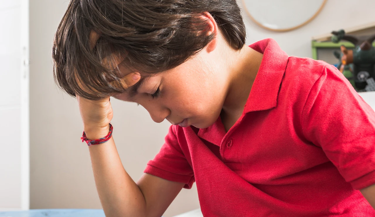 Un niño con dolor de cabeza