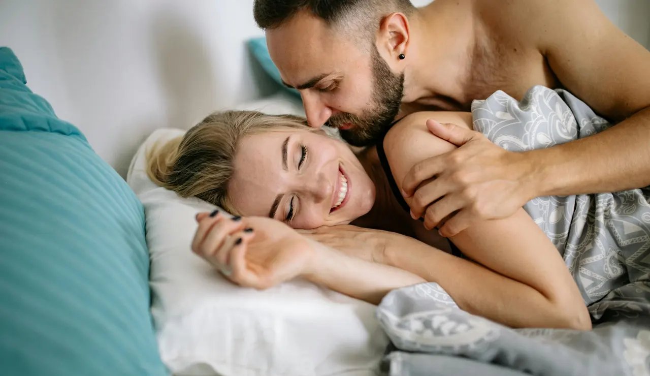 Pareja en la cama