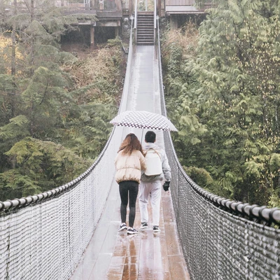 Pareja en un puente