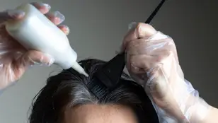 Persona tiñéndose el pelo