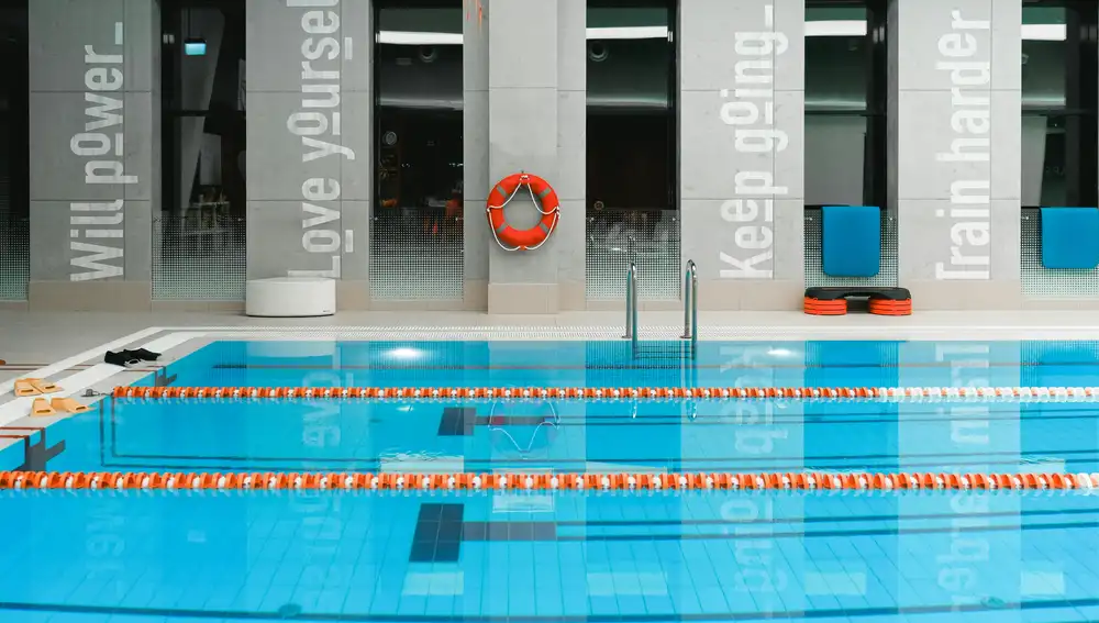 Piscina de natación con salvavidas y carriles