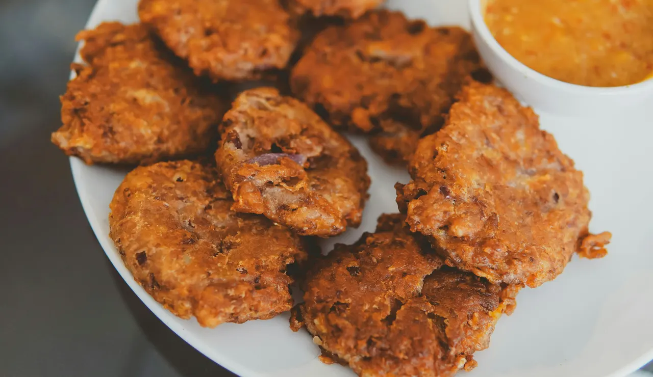 Plato de buñuelos de patata para dipear