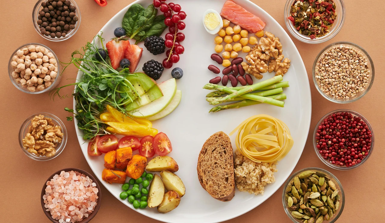 Plato lleno de frutas, verduras, hortalizas y cereales