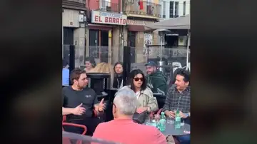 Se queda dormida en la terraza de un bar y al despertar descubre la sorpresa