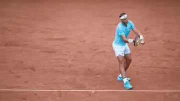 Rafa Nadal a punto de sacar ante Cameron Norrie en los octavos de final en Bastad 