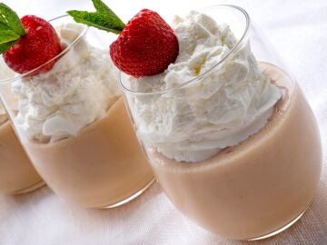 Receta de natillas de fresa con nata, el postre que Arguiñano dedica a padres y abuelos