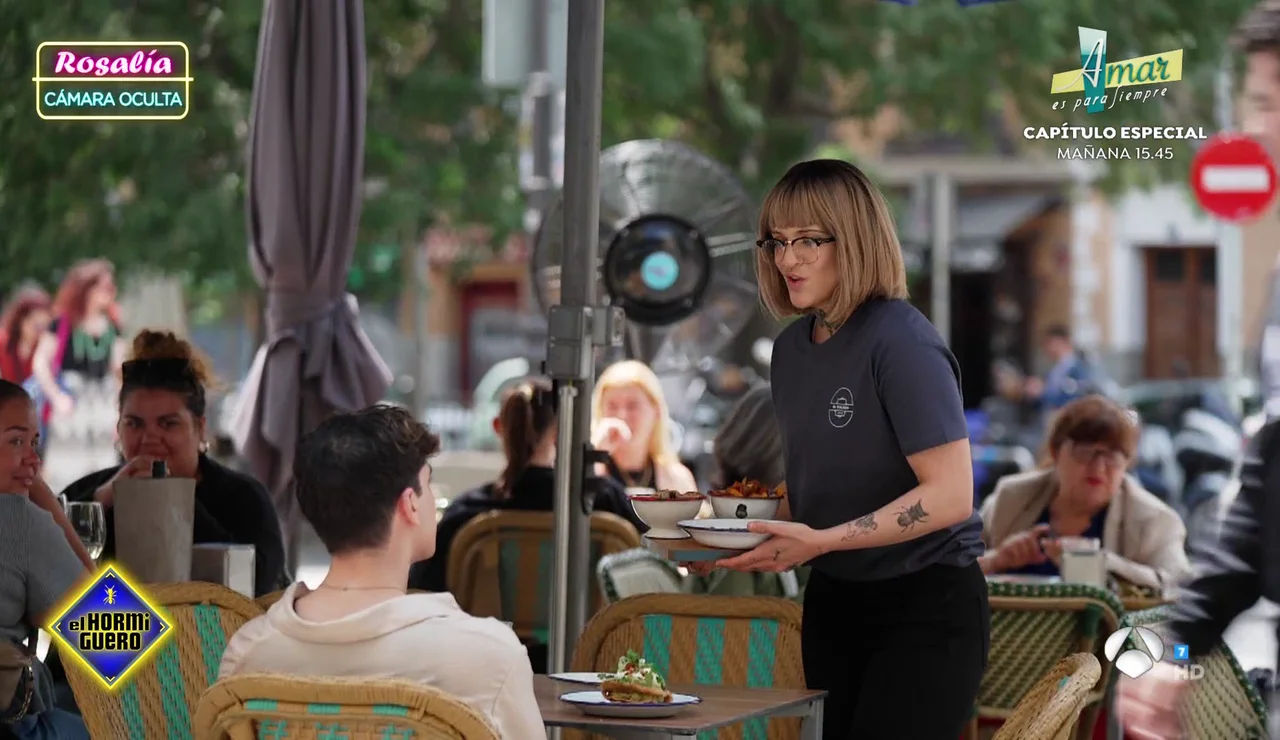 Rosalía convertida en camarera sorprende a sus fans