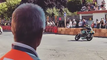 Voluntario de Cruz Roja durante el transcurso del GP de motos de la Bañeza